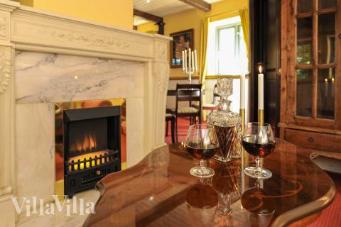 Vardagsrummet i lyxstuga nr. 951 har plats för 18 personer.