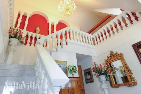 Den rymliga entrén i lyxstuga nr 951 i Fyn och öar