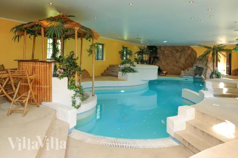 Ta ett dopp i poolen i lyxhus nr 951 i Fyn och öar.