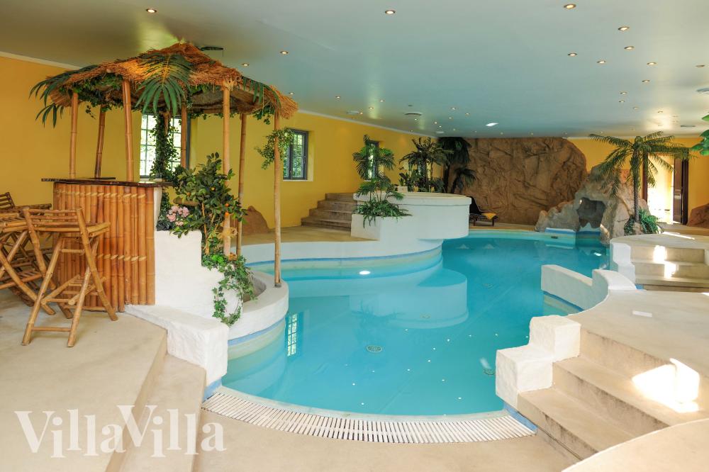Ta ett dopp i poolen i lyxhus nr 951 i Fyn och öar.