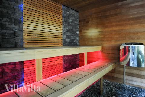 Njut av bastuvärmen i lyxstuga nr 951 för 18 personer