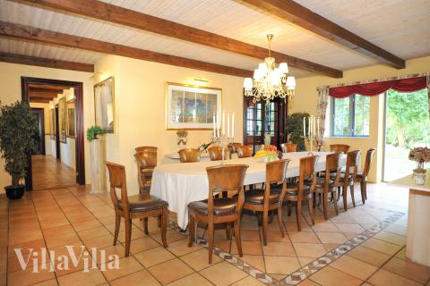 Det stora ljusa vardagsrummet i lyxstuga nr 951 för 18.