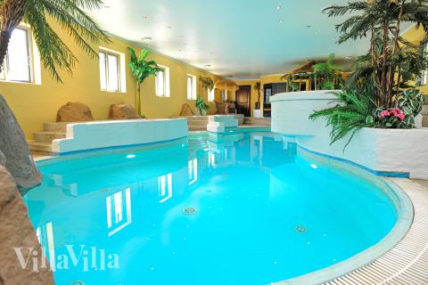 Sommarstuga 951 är inredd med en smakfull poolavdelning som har vattenrutschbana, ett stort inbyggt spapad och bastu