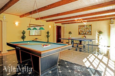 Förutom de många timmar som du kan tillbringa i stugans poolavdelning erbjuder lyxstuga 951 även biljard, bordtennis och dart
