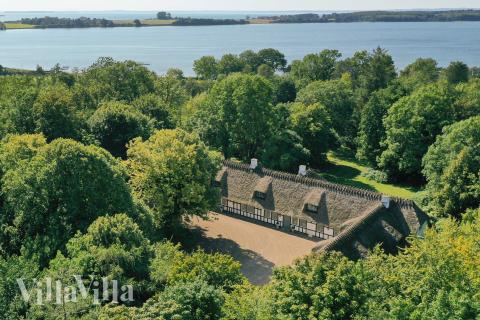 Den praktfulla poolstugan nr 951 med plats för 18 personer ligger i Fyn och öar