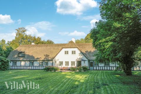 I Fyn och öar ligger detta vackra poolhus nr 951 med plats för 18 personer.