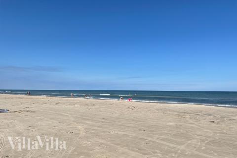 Stranden i närheten av lyxhus 952.