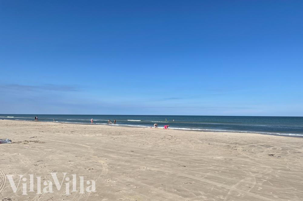 Stranden i närheten av lyxhus 952.