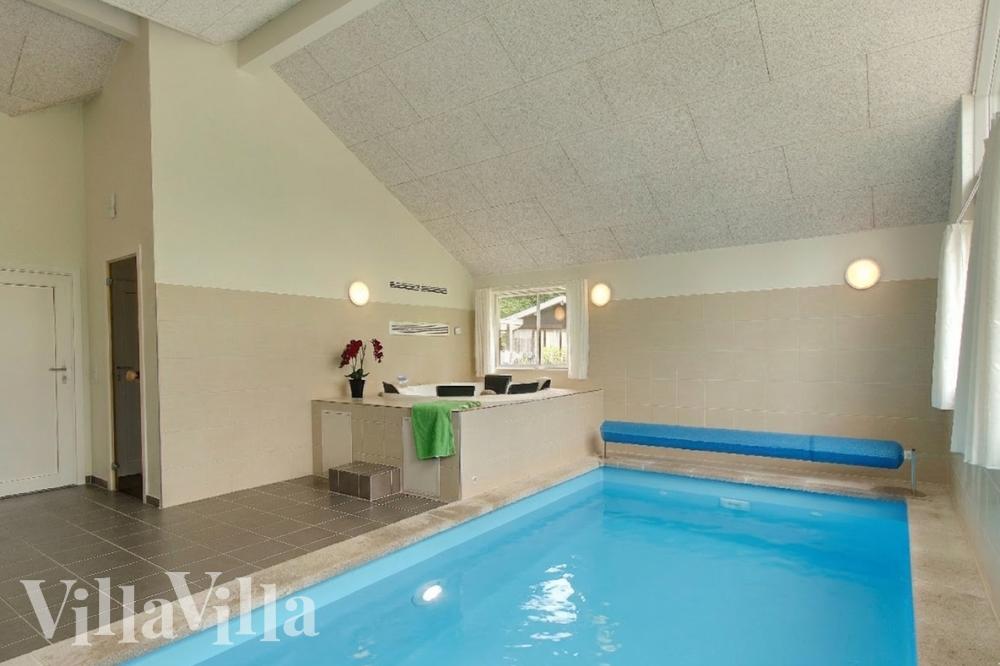 Sommarstuga 309 är inredd med en smakfull poolavdelning som har vattenrutschbana, ett stort inbyggt spapad och bastu