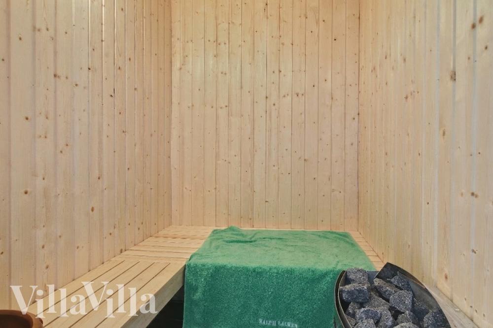 Njut av bastuvärmen i lyxstuga nr 309 för 14 personer
