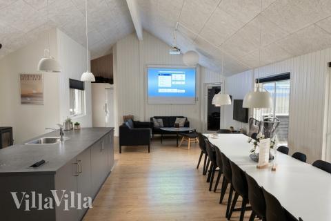 Det stora ljusa vardagsrummet i lyxstuga nr 457 för 20.