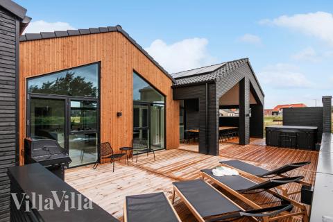 Njut av en grillkväll på terrassen i lyxstuga nr 682 i Nordjylland