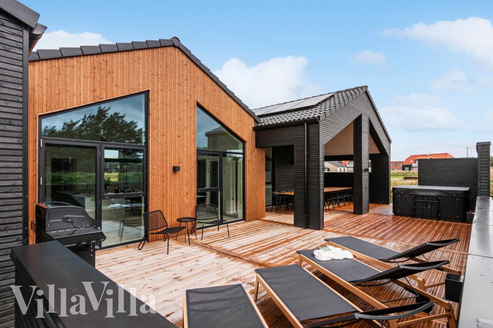 Njut av en grillkväll på terrassen i lyxstuga nr 682 i Nordjylland