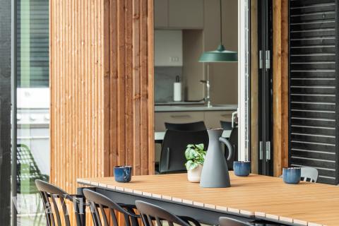 På terrassen i sommarhus nr 682 finns det plats för upp till 18 gäster.