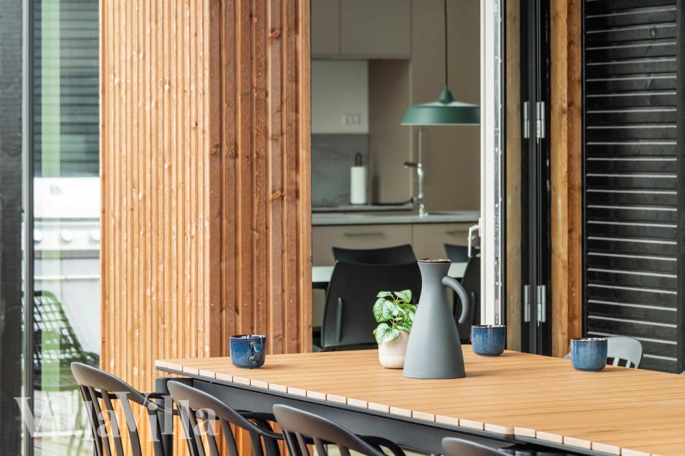 På terrassen i sommarhus nr 682 finns det plats för upp till 18 gäster.