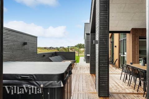 Stor terrass i lyxstuga nr 682 i Nordjylland.