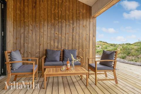 Lyxstuga nr 945 har en härlig terrass med sköna trädgårdsmöbler för 12 personer.