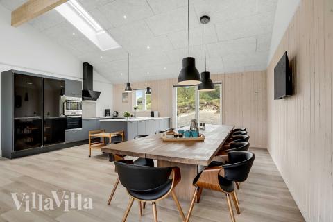 Det stora ljusa vardagsrummet i lyxstuga nr 945 för 12.