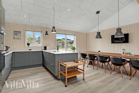 Köket i lyxstuga nr 945 är utrustat så att ni kan laga mat till 12 personer.