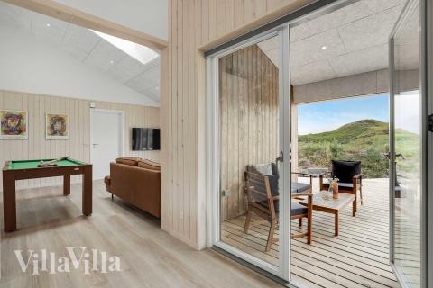 Vardagsrummet i lyxstuga nr. 945 har plats för 12 personer.