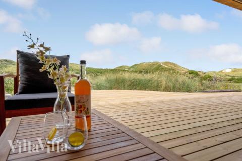 Njut av en grillkväll på terrassen i lyxstuga nr 945 i Nordjylland