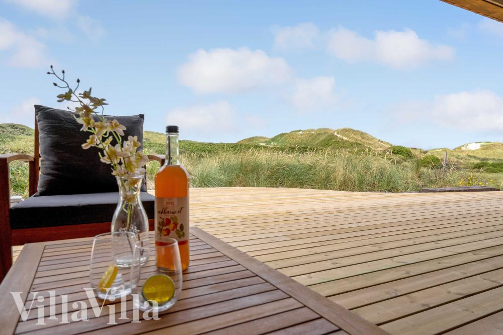 Njut av en grillkväll på terrassen i lyxstuga nr 945 i Nordjylland