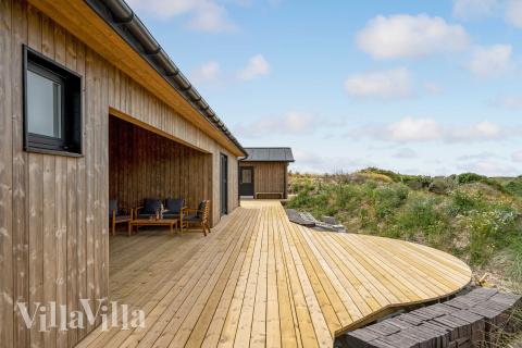 På terrassen i sommarhus nr 945 finns det plats för upp till 12 gäster.