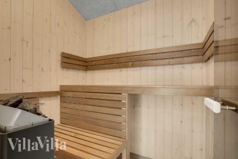 Njut av bastuvärmen i lyxstuga nr 945 för 12 personer