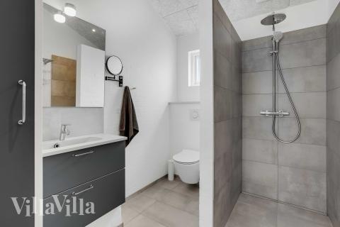 Ett duschrum finns i lyxstuga nr 945 för 12 personer.