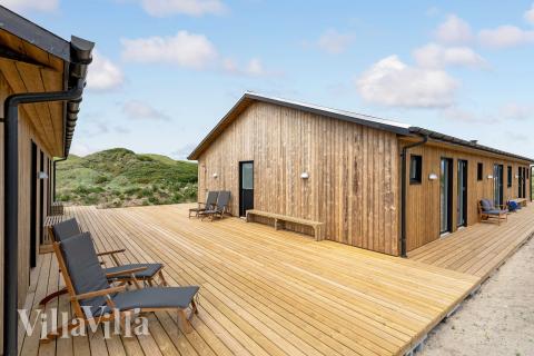Stor terrass i lyxstuga nr 945 i Nordjylland.