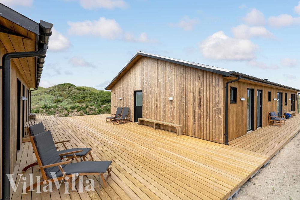 Stor terrass i lyxstuga nr 945 i Nordjylland.