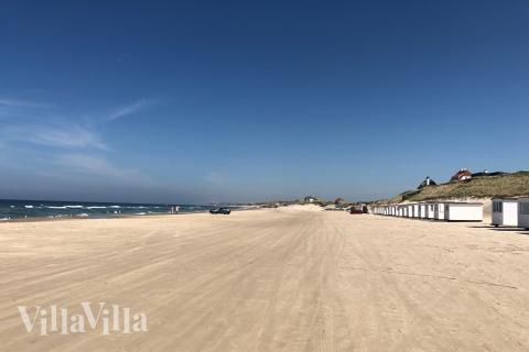 Stranden i närheten av lyxhus 945.