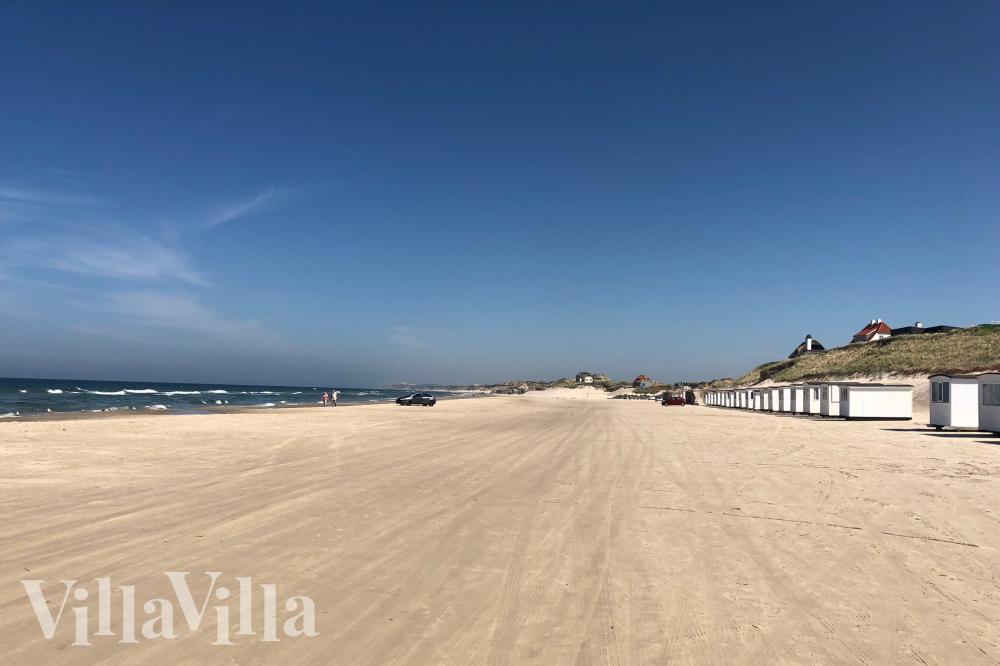 Stranden i närheten av lyxhus 945.