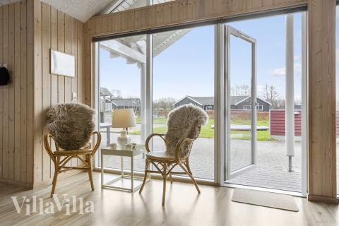 Ni kan sitta 16 personer tillsammans i vardagsrummet när ni besöker lyxhus nr 286 i Sydjylland.