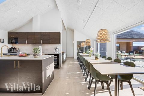 Det stora ljusa vardagsrummet i lyxstuga nr 948 för 26.