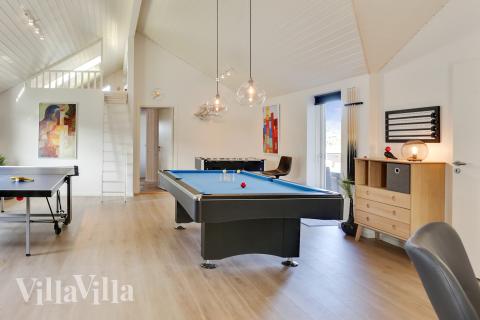 Tävla i sommarhusets aktivitetsrum när ni besöker lyxhus nr 476 i Nordjylland.