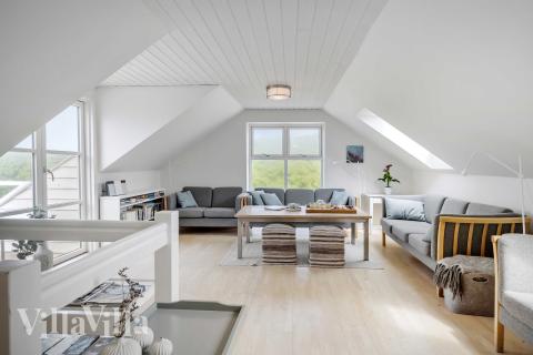 Soffhörnan i lyxstuga 953 i Vestjylland.