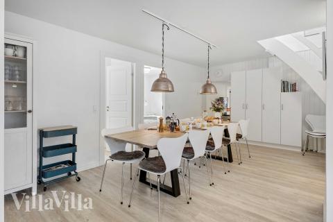 Det stora ljusa vardagsrummet i lyxstuga nr 953 för 14.