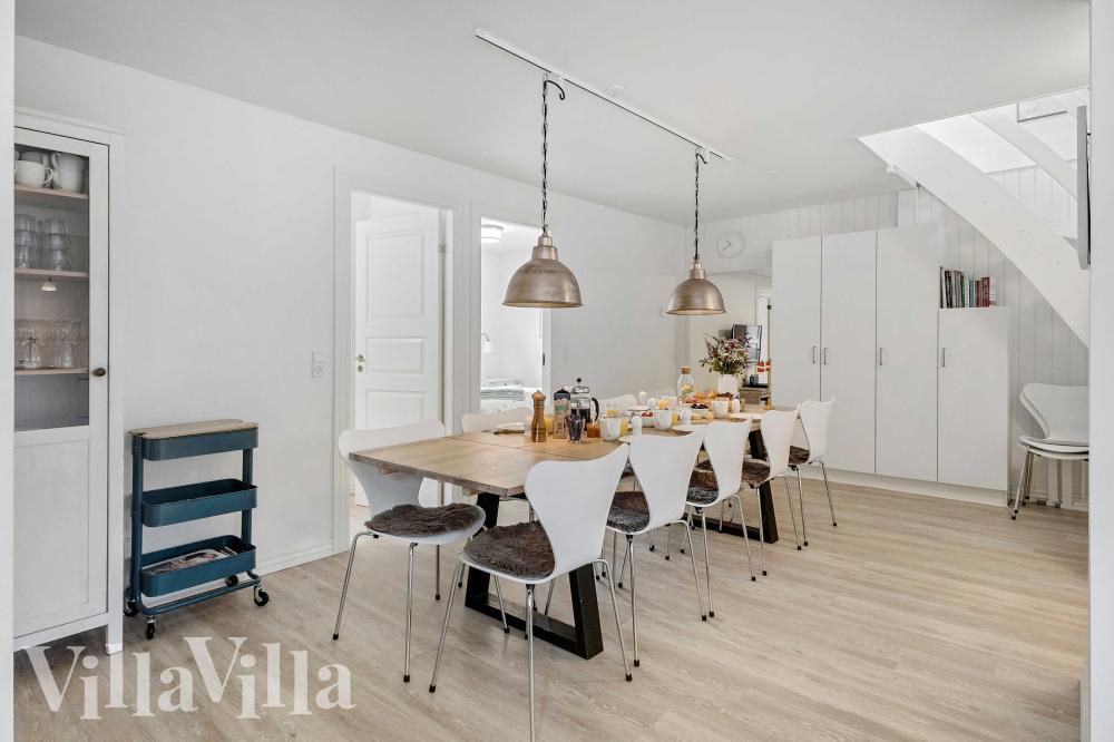 Det stora ljusa vardagsrummet i lyxstuga nr 953 för 14.