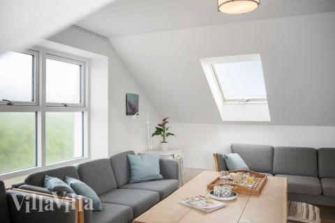 När ni besöker lyxhus nr 953 kan ni mysa tillsammans i sofforna.