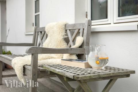 På terrassen i sommarhus nr 953 finns det plats för upp till 14 gäster.