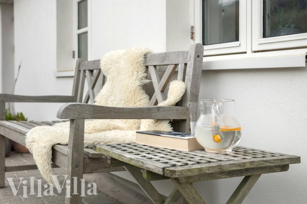 På terrassen i sommarhus nr 953 finns det plats för upp till 14 gäster.