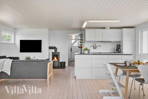 Det stora ljusa vardagsrummet i lyxstuga nr 954 för 8.