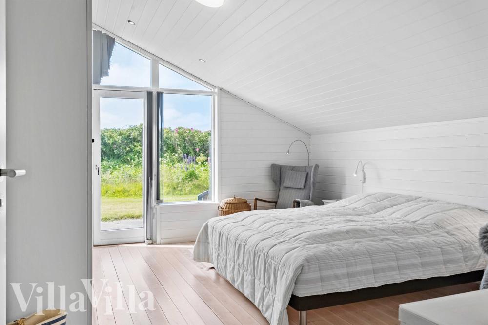 Ett av de 3 utmärkta sovrummen i lyxstuga nr 954 i Vestjylland.