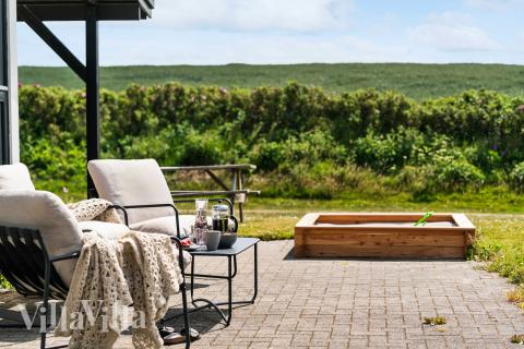 Njut av en grillkväll på terrassen i lyxstuga nr 954 i Vestjylland