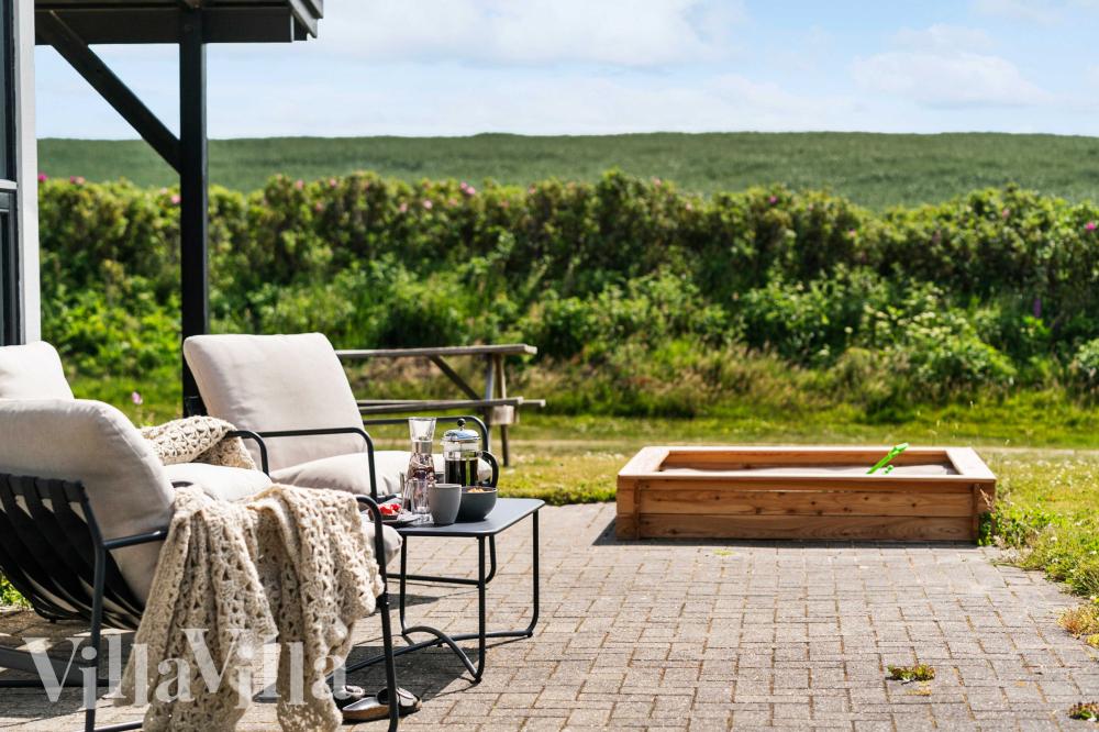 Njut av en grillkväll på terrassen i lyxstuga nr 954 i Vestjylland