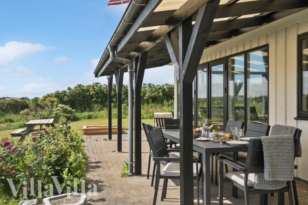 På terrassen i sommarhus nr 954 finns det plats för upp till 6 gäster.
