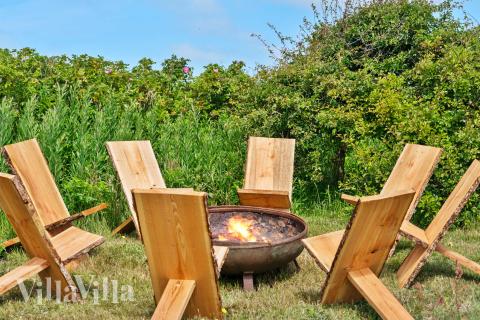 Till den trevliga sommarstugan nr 954 i Vestjylland erbjuds en mängd utomhusaktiviteter, t.ex. lektorn och gungor