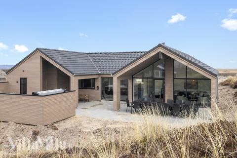 Den praktfulla poolstugan nr 928 med plats för 14 personer ligger i Vestjylland