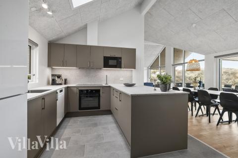 Köket i lyxstuga nr 928 är utrustat så att ni kan laga mat till 14 personer.